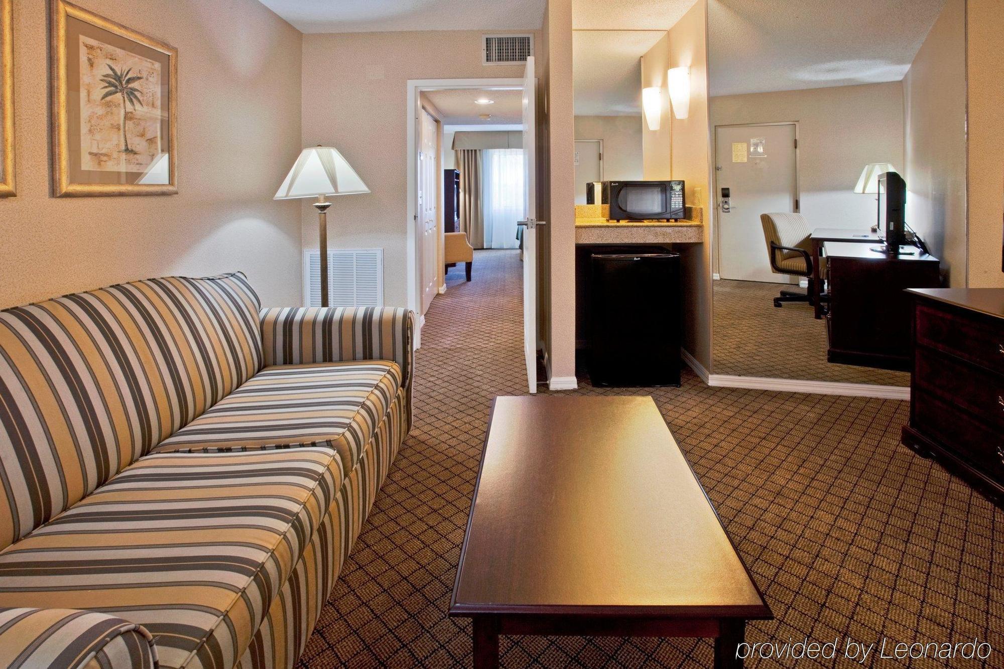 Holiday Inn Express Hotel & Suites Bradenton West, An Ihg Hotel Bagian luar foto