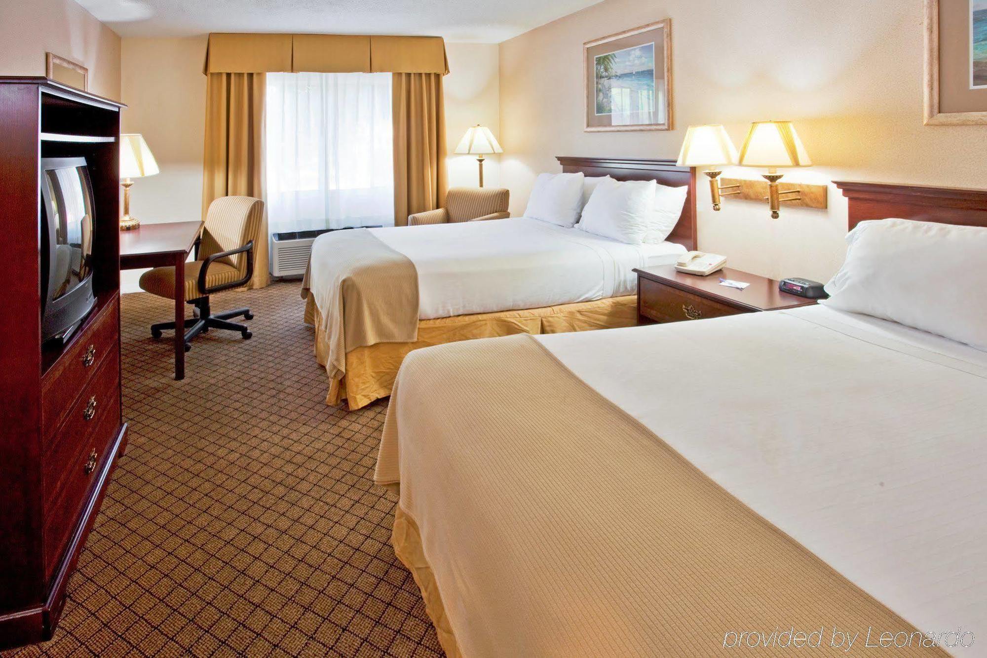 Holiday Inn Express Hotel & Suites Bradenton West, An Ihg Hotel Bagian luar foto